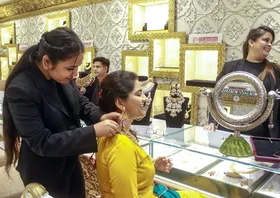 सोना-चांदी के कम हुए दाम, पीली धातु की कीमत 300 रुपए से ज्यादा गिरी