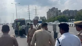 दिल्ली-मेरठ एक्सप्रेसवे पर हादसा : बाइक सवार तीन कांवड़ियों की बाइक डिवाइडर से टकराई, एक की मौत