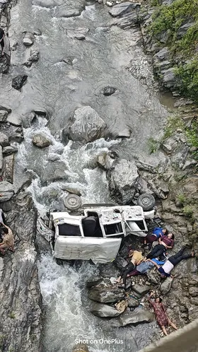 उत्तराखंड : पिथौरागढ़ में मैक्स गाड़ी खाई में गिरी, आठ की मौत, तीन घायल