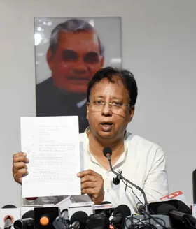 'संविधान की पुस्तक लेकर घूमने वाले' को न चुनाव आयोग पर न सुप्रीम कोर्ट पर भरोसा : संजय जायसवाल