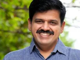 ഇന്റര്‍നെറ്റിന്റെ അനന്തസാധ്യതകള്‍ രാഷ്ട്രീയത്തില്‍ ഏറ്റവും ആദ്യം വിജയകരമായി പരീക്ഷിച്ച നേതാവ് നരേന്ദ്രമോദിയാണ്. ‌എന്നാൽ കേരളത്തിലെ സംഘികളില്‍ അധികവും ഫേസ്ബുക്ക് അമ്മാവന്മാരാണ്. രാഹുല്‍ഗാന്ധി കൊണ്ടുവന്ന വോട്ട് ചോരി ആരോപണം സാമൂഹിക മാധ്യമങ്ങളില്‍ കൊടുങ്കാറ്റ് ആണ്. ഇന്‍സ്റ്റഗ്രാം തുറന്നാല്‍ രാഹുലിന്റെ പടയോട്ടമാണെന്ന് സന്ദീപ് വാര്യര്‍