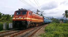 ട്രെയിൻ യാത്രക്കാരെ വടികൊണ്ട് അടിച്ച് ഫോണ്‍ തട്ടിയെടുക്കുന്ന ആറംഗ സംഘം പിടിയിൽ. ആക്രമണത്തിന് പിന്നിൽ മലയാളികൾ