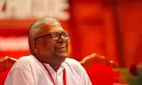 വി.എസ്.അച്യുതാനന്ദൻ ചികിത്സയിലിരിക്കുന്ന ആശുപത്രിക്ക് മുന്നിൽ തമ്പടിച്ച് ന്യൂസ് ചാനൽ സംഘങ്ങൾ. ലൈവ് സംപ്രേഷണത്തിനായി മാധ്യമ പ്രമുഖന്മാർ കാത്തുകെട്ടി കിടപ്പുതുടങ്ങിയിട്ട് ദിവസങ്ങൾ ഏറെ. വഴിനീളെ ചാനൽ സ്റ്റിക്കറൊട്ടിച്ച കാറുകളും വാനുകളും മാത്രം. 'സ്വലേ' സിനിമ വരെ തോറ്റുപോകുന്ന രം​ഗങ്ങൾ. ആശുപത്രി വരാന്തയിലും റോറ്റിം​ഗ് യുദ്ധം കൊഴുക്കുന്നു !