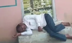 അടിച്ച് ഫിറ്റായി സ്കൂൾ വരാന്തയിൽ 'ഓഫ്' ആയി പ്രധാനാധ്യാപകൻ ! വീഡിയോ പ്രചരിച്ചതോടെ ഹെഡ്മാസ്റ്റർക്ക് സസ്പെൻഷൻ. അധ്യാപകൻ സ്ഥിര മദ്യപാനിയാണെന്നും പെരുമാറ്റം മോശമാണെന്നും രക്ഷിതാക്കൾ, സംഭവം മം​ഗളൂരുവിൽ