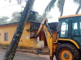 പുനർഗേഹം ഗുണഭോക്താക്കളുടെ അപകടാവസ്ഥയിലായ പഴയ വീടുകൾ പൊളിച്ചു നീക്കി