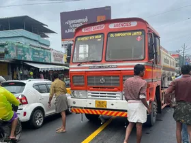 എം.സി റോഡിൽ നാട്ടകത്ത് ലോറിക്ക് അടിയിൽപ്പെട്ട ബൈക്ക് യാത്രികൻ മരിച്ചു. മരിച്ചത് മാന്നാനം സ്വദേശി സുനിൽ കുമാർ. റോഡരികിൽ പാർക്ക് ചെയ്ത കാറിൻ്റെ ഡോർ അശ്രദ്ധയോടെ തുറന്നതോടെ ബൈക്കിൽ തട്ടുകയായിരുന്നു