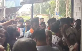 സുവിശേഷം അവശേഷിപ്പിക്കില്ലേ ! കത്തോലിക്ക സഭയ്‌ക്കെതിരെ കലിതുള്ളി ബജ്‌റംഗദൾ. മതപരിവർത്തനമാരോപിച്ച് ഛത്തീസ്ഗഡിൽ വീണ്ടും കന്യസ്ത്രീകളെയും ഒപ്പം യാത്ര ചെയ്യാനെത്തിയവരെയും തടഞ്ഞുവെച്ചു. സംഭവം നടന്നത് ഇന്നലെ. സംഘപരിവാർ സംഘടന ഉന്നയിക്കുന്നത് വ്യാജാരോപണങ്ങൾളെന്ന് സഭാ വക്താക്കൾ. സംഭവത്തിൾെന്റ ഗൗരവം മനസിലായിട്ടും പ്രതികരിക്കാതെ കേരളത്തിലെ സംഘപരിവാർ- ബിജെപി നേതാക്കൾ. കാസയ്ക്കും മൗനം