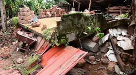 കനത്ത മഴ; കൊല്ലം ശാസ്താംകോട്ടയില്‍ കട ഇടിഞ്ഞു ഭൂമിയിലേക്ക് താഴ്ന്നു