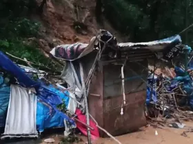 മൂന്നാറിൽ ദേശീയപാതയിൽ മണ്ണിടിച്ചിൽ. നാല് വഴിയോര കടകൾ പൂർണമായും തകർന്നു. കടകളിൽ ആളില്ലാതിരുന്നതിനാൽ വലിയ അപകടം ഒഴിവായി