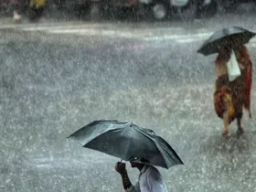 എറണാകുളത്ത് വിവിധ ഇടങ്ങളിൽ കനത്ത മഴ. ജില്ലയുടെ മലയോര പ്രദേശങ്ങളിൽ രാത്രിയാത്ര നിരോധിച്ചു. നെടുമ്പാശ്ശേരി വിമാനത്താവളത്തിന്റെ പരിസരങ്ങളിലും മഴ ശക്തമായതോടെ മൂന്ന് വിമാനങ്ങൾ വഴിതിരിച്ചുവിട്ടു