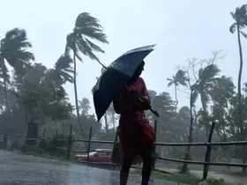 സംസ്ഥാനത്ത് കനത്ത മഴ. മഴക്കെടുതിയിൽ രണ്ടുപേർ മരിച്ചു. മൂന്ന് ജില്ലകളിൽ റെഡ് അലർട്ട് പ്രഖ്യാപിച്ചു. എട്ട് ജില്ലകളിൽ ഓറഞ്ച് അലർട്ട്. കോഴിക്കോടും തൃശൂരും മിന്നൽചുഴലിയിൽ വ്യാപക നാശനഷ്ടം