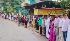 കിഴക്കമ്പലം പോഞ്ഞാശ്ശേരി റോഡ് നന്നാക്കണമെന്ന് ആവശ്യപ്പെട്ട് ട്വൻ്റി20 നടത്തിയ  പ്രതിഷേധ ചങ്ങല മനുഷ്യ മതിലായി മാറി