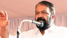 ഒന്നുകിൽ ആശാന്റെ നെഞ്ചത്ത് അല്ലെങ്കിൽ കളരിക്ക് പുറത്ത്'. കന്യാസ്ത്രീകളുടെ അറസ്റ്റിൽ കേരളത്തിലെ ബിഷപ്പുമാർക്കെതിരെ രൂക്ഷവിമർശനവുമായി വിദ്യാഭ്യാസമന്ത്രി വി.ശിവൻകുട്ടി. ദീപികയിൽ എഡിറ്റോറിയൽ എഴുതിയിട്ട് അരമനയിൽ ഒതുങ്ങിയിരുന്നാൽ പ്രശ്‌നത്തിന് പരിഹാരമാവില്ല. ഇക്കാര്യങ്ങൾ പ്രധാനമന്ത്രിയോട് പറയാനുള്ള ധൈര്യം തിരുമേനിമാർ കാണിക്കുന്നില്ലെന്നും മന്ത്രി