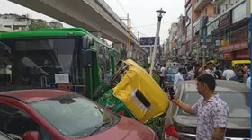 ഓടുന്ന ബസിൽ ഡ്രൈവർക്ക് അപസ്മാരം ബാധിച്ചു, ബസ് നിരവധി വാഹനങ്ങളിൽ ഇടിച്ചു, ഒരു ഓട്ടോ ഡ്രൈവർ മരിച്ചു
