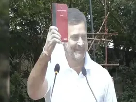 'വോട്ടർമാർ കൂടിയ സ്ഥലത്തൊക്കെ ബിജെപി വിജയിച്ചു'; ബംഗളൂരുവിനെ ഇളക്കി മറിച്ച് രാഹുൽ ഗാന്ധിയുടെ റോഡ് ഷോ. ഭരണഘടന ഉയർത്തിപ്പിടിച്ചായിരുന്നു രാഹുൽഗാന്ധി പ്രസംഗത്തിന് തുടക്കമിട്ടത്