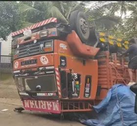 എരുമേലി കണ്ണിമലയില്‍ വീണ്ടും വാഹനാപകടം, ചരക്ക് ലോറി തലകീഴായി മറിഞ്ഞു, കയറ്റത്തില്‍വച്ച് നിന്ന ലോറി പിന്നോട്ട് വേഗത്തില്‍ ഉരുണ്ട് കീഴ്മേല്‍ മറിയുകയായിരുന്നു; അപകടത്തില്‍ ഡ്രൈവര്‍ക്കു പരുക്ക്