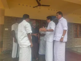 ഒഡീഷയിൽ ഗംഗാധർ ഗ്രാമത്തിൽ ആക്രമിക്കപ്പെട്ട കുറവിലങ്ങാട് ജയ്ഗിരി സ്വദേശി നിരപ്പേൽ ഫാ ലിജോ ജോർജ് അച്ചന്റെ വസതി കേരള കോൺഗ്രസ് എം ചെയർമാൻ  ജോസ് കെ മാണി എം പി സന്ദർശിച്ചു