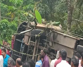 ഇടുക്കിയില്‍ മിനി ബസ് മറിഞ്ഞ് വിനോദ സഞ്ചാരികള്‍ക്ക് പരിക്ക്. ഒരാളുടെ നില ഗുരുതരം. അപകടത്തില്‍പ്പെട്ടത് ചെന്നൈയില്‍ നിന്നും മൂന്നാര്‍ സന്ദര്‍ശനത്തിന് എത്തിയവർ