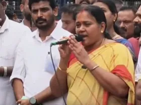 പൊലീസ് അധികാരികളിൽ 60 ശതമാനവും ബിജെപി അനുഭാവികളും നരേന്ദ്ര മോദി ഫാൻസും ആണെന്ന് ശോഭ സുരേന്ദ്രൻ. പിണറായി വിജയനെ കാണുമ്പോൾ അരിവാള് പോലെ നട്ടെല്ല് വളയുന്ന പൊലീസുകാരെക്കൊണ്ട് ഞങ്ങൾ സല്യൂട്ട് അടിപ്പിക്കും