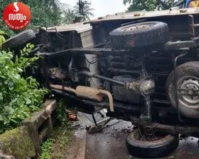 പാലാ ഈരാറ്റുപേട്ട റൂട്ടിൽ അമ്പാറയിൽ നിയന്ത്രണം വിട്ട പിക്കപ്പ് വാൻ മറിഞ്ഞ് അപകടം. ഡ്രൈവർക്ക് ഗുരുതര പരുക്ക്.  വാഹനത്തിനടിയിൽപ്പെട്ട ഡ്രൈവറെ നാട്ടുകാർ ചേർന്ന് പിക്കപ്പ് ഉയർത്തി പുറത്തെടുക്കുകയായിരുന്നു