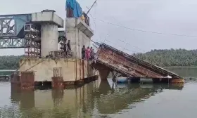 കൊയിലാണ്ടിയിൽ നിർമാണത്തിലിരുന്ന പാലം തകർന്നു വീണു.നിർമാണത്തിലെ അപാകതയാണ് അപകടത്തിന് കാരണമെന്നാണ് പ്രാഥമിക നി​ഗമനം