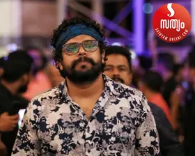 ജൂണിയര്‍ ആര്‍ട്ടിസ്റ്റുകള്‍ക്കിടയില്‍ മിന്നിമറയുന്ന മുഖങ്ങളില്‍ ഒരാളായി തുടക്കം. സംസ്ഥാന അവാര്‍ഡ് നേടിയ ഒരു നിര്‍മാതാവിന്റെ ചതിയില്‍ സാമ്പത്തികവും മാനസികവുമായി തളര്‍ന്നപ്പോള്‍ മെഗാസ്റ്റാർ മമ്മൂട്ടി സിനിമയിലേക്കു കൈപിടിച്ചുകൊണ്ടുവന്ന ചെറുപ്പക്കാരന്‍. നായക നടനും ഗായകനും ഗാനരചയിതാവുമൊക്കെയായി വെള്ളിത്തിരയിൽ ശോഭിക്കുന്ന രതീഷ് കൃഷ്ണന്‍ മനസു തുറക്കുന്നു