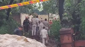 50 വര്‍ഷം പഴക്കമുള്ള മതിലും മേല്‍ക്കൂരയും തകര്‍ന്ന് മൂന്ന് സ്ത്രീകള്‍ ഉള്‍പ്പെടെ ആറ് പേര്‍ക്ക് ജീവന്‍ നഷ്ടപ്പെട്ട സംഭവം. അജ്ഞാതർക്കെതിരെ പോലീസ് കേസെടുത്തു