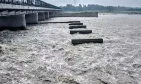 യമുന നദിയിൽ പ്രളയ മുന്നറിയിപ്പുമായി സർക്കാർ. രണ്ട് ദിവസത്തിനുള്ളിൽ ജലനിരപ്പ് അപകടനിലക്ക് മുകളിലെത്തിയേക്കും. ആളുകളെ ഒഴിപ്പിക്കും