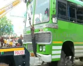 തിരുവനന്തപുരത്ത് സ്വകാര്യ ബസ് ഡിവൈഡറിൽ ഇടിച്ച് കയറി അപകടം. നിയന്ത്രണം നഷ്ടപ്പെട്ടത് ഡ്രൈവർക്കു ദേഹാസ്വാസ്ഥ്യം അനുഭവപ്പെട്ടതോടെ. പരിക്കേറ്റ 3 പേർ ആശുപത്രിയിൽ