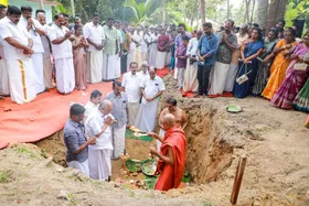 അരുവിപ്പുറം ആയയിൽ ക്ഷേത്രത്തിൽ നിർമ്മിക്കുന്ന ദേവി കൺവെൻഷൻ സെന്ററിന് ശിലയിട്ടു