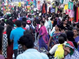 ഓണത്തെ വരവേൽക്കാൻ ഒരുങ്ങി കായംകുളം. കടകമ്പോളങ്ങളിൽ വൻ തിരക്ക്. വസ്ത്ര-സ്വർണ്ണവിപണികൾ സജീവം. പുലിക്കളിയും വള്ളംകളിയും അത്തച്ചമയവുമെല്ലാം ആഘോഷത്തിന് മാറ്റ്കൂട്ടും. കലാപരിപാടികളും നിരവധി. സുരക്ഷാ ഒരുക്കങ്ങൾ ശക്തമാക്കി പോലീസും