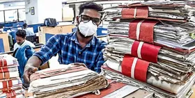 ഓരോ ഫയലും ഒരു ജീവിതം എന്നത് വാക്കിൽ മാത്രം. ഫയൽ അദാലത്ത് തീരാറായിട്ടും തീർപ്പാക്കിയത് 53.87% ഫയലുകള്‍ മാത്രം. പൊതുജനങ്ങളുമായി ഏറെ ബന്ധപ്പെട്ട വകുപ്പുകളിൽ ഫയൽനീക്കം ഒച്ചിഴയും പോലെ. ഫയൽനീക്കത്തിന്റെ ചുമതല ഇനി ചീഫ്സെക്രട്ടറിക്ക്. ഫയല്‍ അദാലത്തിനായി തയ്യാറാക്കിയ പോര്‍ട്ടല്‍ തുടര്‍ സംവിധാനമാവും. സർക്കാർ കിണഞ്ഞ് ശ്രമിച്ചിട്ടും ഫയലുകൾ അനങ്ങുന്നില്ല