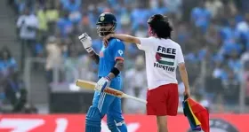 ലോ​ക​ക​പ്പ് മ​ത്സ​ര​ത്തി​നി​ടെ സു​ര​ക്ഷാ വീ​ഴ്ച്ച; പ​ല​സ്തീ​ന്‍ ഷ​ര്‍​ട്ട് ധ​രി​ച്ചെ​ത്തി​യ യു​വാ​വ് ഗ്രൗ​ട്ടി​ലേ​ക്കി​റ​ങ്ങി