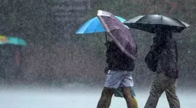 സം​സ്ഥാ​ന​ത്ത് നാശംവിതച്ച് അതിതീവ്ര മ​ഴ തുടരുന്നു. മഴ മു​ന്ന​റി​യി​പ്പി​ൽ മാ​റ്റം, 3 ജി​ല്ല​ക​ളി​ൽ റെ​ഡ് അ​ല​ർ​ട്ട്, എ​ട്ട് ജി​ല്ല​ക​ളി​ൽ ഓ​റ​ഞ്ച് അ​ല​ർ​ട്ട്