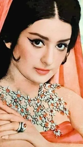 अपनी ब्यूटी और टैलेंट से कम उम्र में ही सुपरस्टार बन गई थीं Bollywood Queen Saira Banu