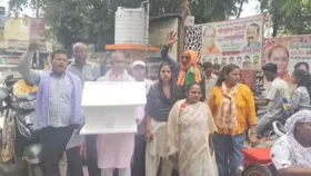 दिव्यांगों ने प्रतीकात्मक आवास लेकर किया विधायक सुरेंद्र मैथानी के दफ्तर पर प्रदर्शन, मांगे घर