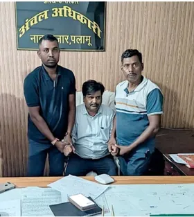 PALAMU:-30 हजार रुपया रुपया रिश्वत लेते हुए नावा बाजार सीओ गिरफ्तार