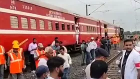 Bihar में बड़ा रेल हादसा, ट्रॉली से टकराई अवध-असम एक्सप्रेस ट्रेन, मौत से मची चीख-पुकार