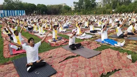 International Yoga Day: योगमय हुआ नोएडा स्टेडियम, युवाओं के साथ बच्‍चों और बुजुर्ग ने किया योग