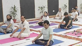 Moradabad: अंतरराष्ट्रीय योग दिवस पर मुरादाबाद समेत 10 रेलवे स्टेशनों पर हुआ योगाभ्यास डीआरएम ने किया नेतृत्व