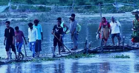 Moradabad: रामगंगा नदी का जलस्तर बढ़ने से डूबा लकड़ी का पुल, डीएम ने दिए निरीक्षण के निर्देश