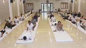रेलवे: एक पृथ्वी, एक स्वास्थ्य के लिए योग जरूरी.... किसने इस थीम पर कराया योग