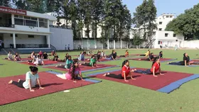 SRMS संस्थानों में मनाया गया अंतर्राष्ट्रीय योग दिवस: छात्रों और कर्मचारियों ने लिया योग अपनाने का संकल्प