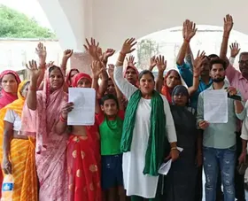 रघुनाथपुर में जलभराव से त्रस्त ग्रामीणों का फूटा गुस्सा, महिलाओं ने तहसील में किया प्रदर्शन