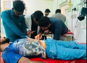 बदायूं : ट्रेनी फार्मासिस्ट ने मोबाइल टॉर्च की रोशनी में मरीज को वीगो डालकर डि्रप लगाई