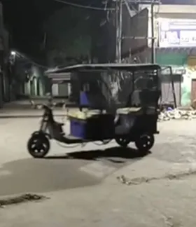 Shahjahanpur News: बगैर लाइट दौड़ रहे ई-रिक्शा से बढ़ा हादसे का खतरा, महिलाओं ने डीएम को सौंपा ज्ञापन