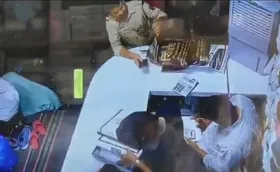 मेरठ में कैमरे ने पकड़ी दरोगा की चोरी, दुकानदार को दी पुलिस की घुड़की, जानिए फिर क्या हुआ