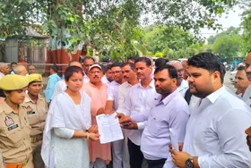 Shahjahanpur News :इटावा की अमानवीय घटना पर फूटा यादव समाज का आक्रोश,  यादव महासभा ने सौंपा ज्ञापन