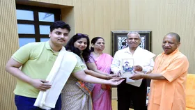 Shubhanshu Shukla के परिवार से मिले CM Yogi , बोले-आपके बेटे ने देश का मान बढ़ाया