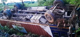 Shahjahanpur News :हाईवे पर कंटेनर खाई में पलटा, चालक घायल